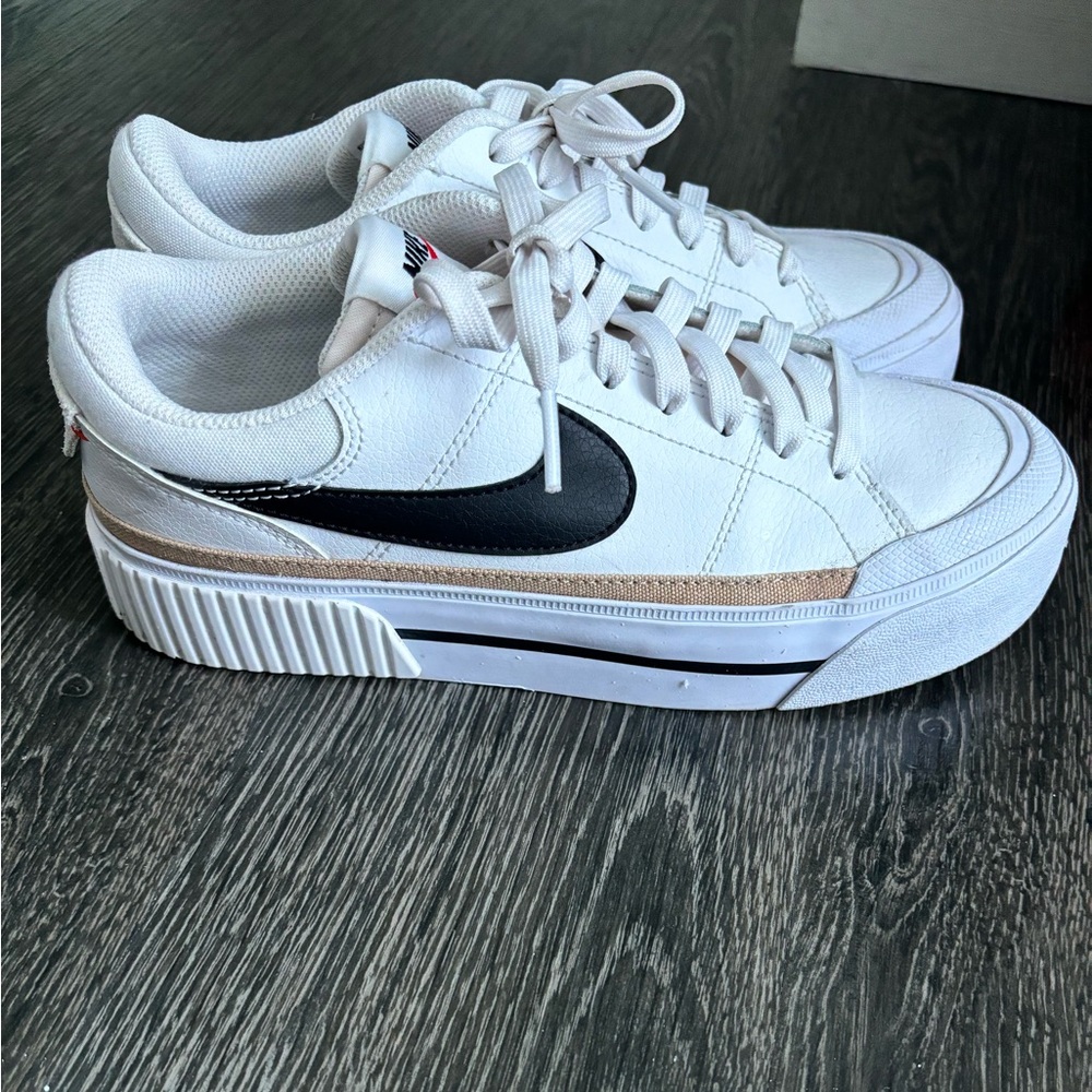 Nike women’s size 7 court legacy